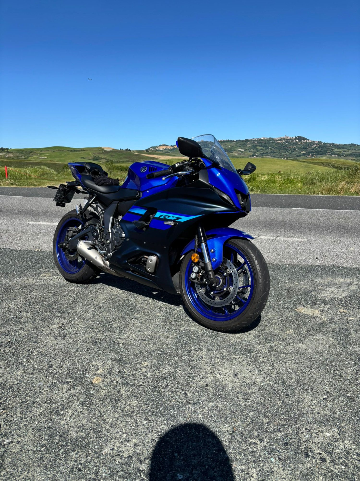 Yamaha R7 on Tuscan road